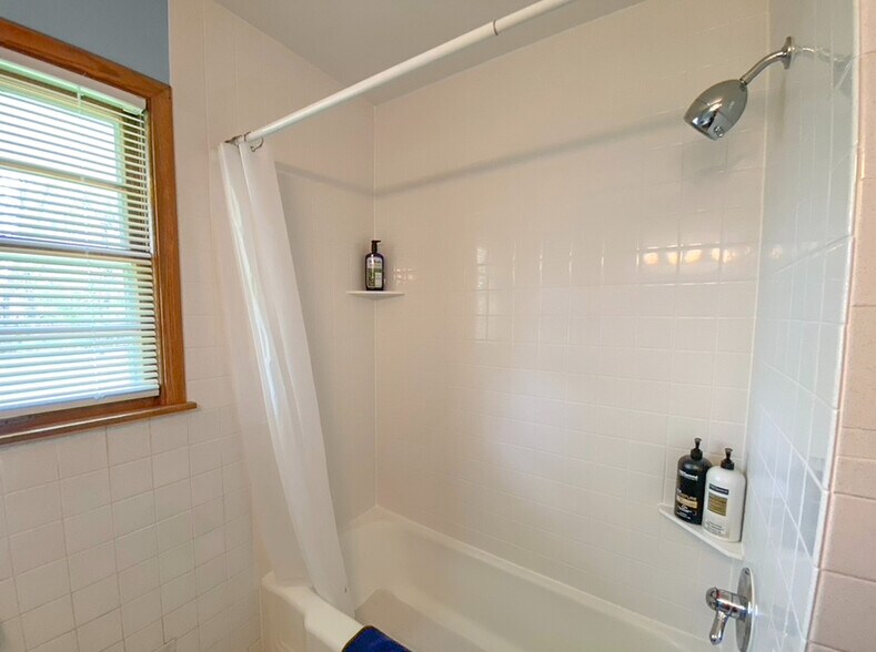Ceramic Tub Surround - 2915 W 71st St