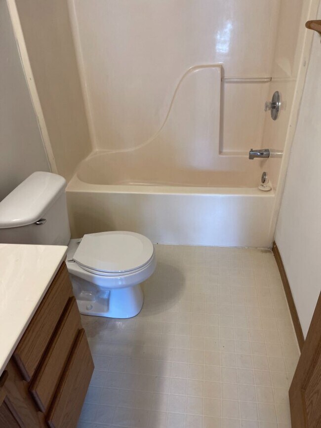 Building Photo - 2BR/2BA with W/D Included! AVAIL. 5/1/26