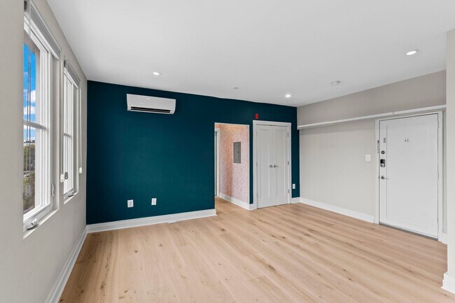 Building Photo - Bright Top-Floor 1BR Condo in Columbia Hei...