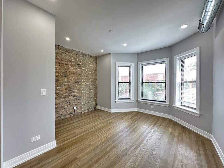 Building Photo - 3834 N Wilton Ave