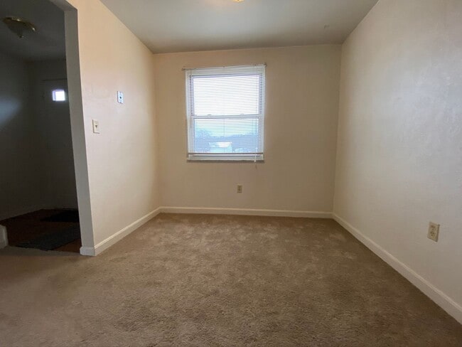 Building Photo - Lovely Hemlock Square 2BR Townhouse with Great Natural Light and Central Air!! Call Today!