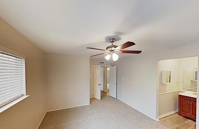 Building Photo - MOVE IN READY