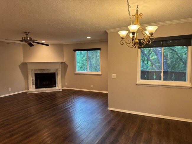 Building Photo - Charming 3 bed 2 bath Townhouse near Nippe...