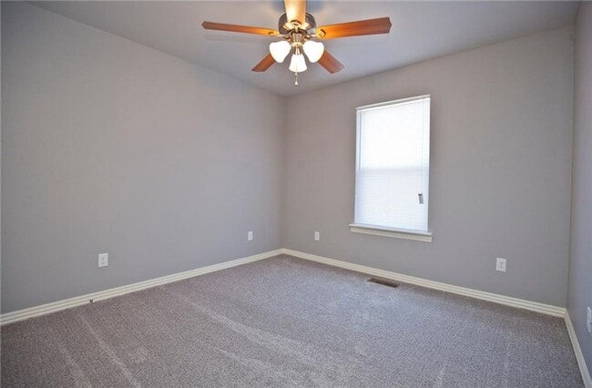 Building Photo - 4 Bed 4.5 Bath Townhouse just mins away from the University!