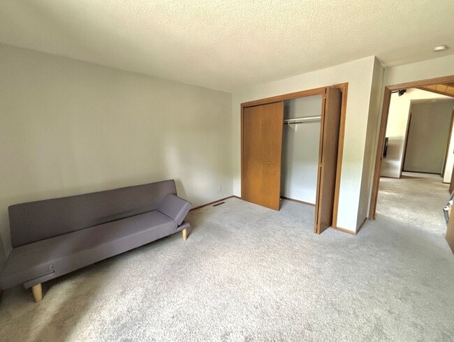 Building Photo - Entertainers dream in the heart of Eden Prairie! 3000+sf, updated, beautiful yard!!