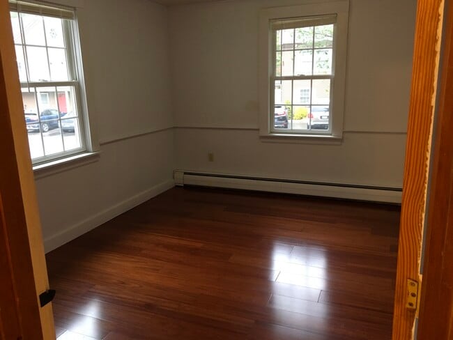 Building Photo - 7 Carlisle St