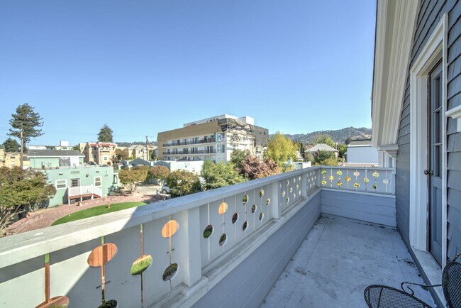 Building Photo - 2225 Blake St