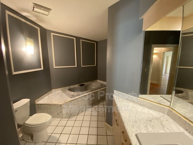 Building Photo - 11225 N Club Dr