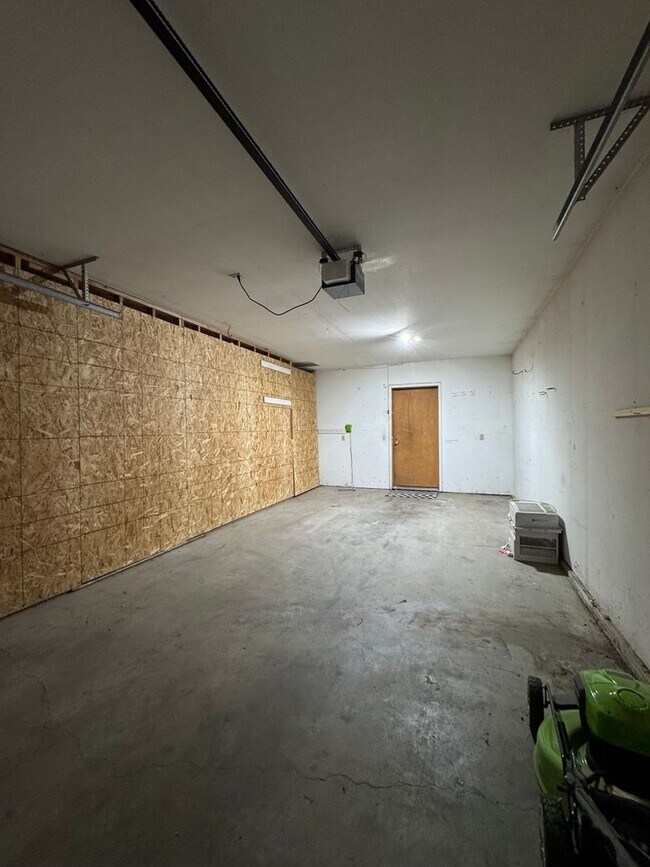 Building Photo - 404 Ruby St