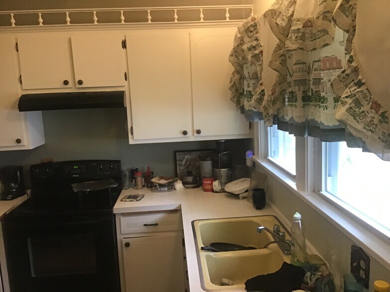 Kitchen - 2118 Elm St