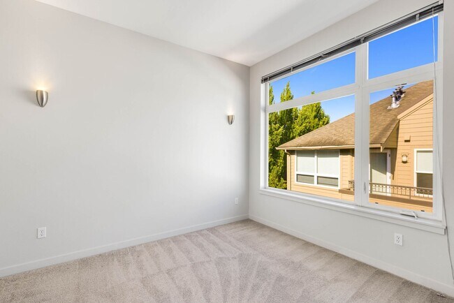 Building Photo - Kirkland Top Floor Large 1 BR+ 1 BA Condo with High Ceilings