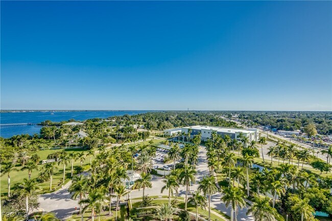 Building Photo - 3000 Oasis Grand Blvd