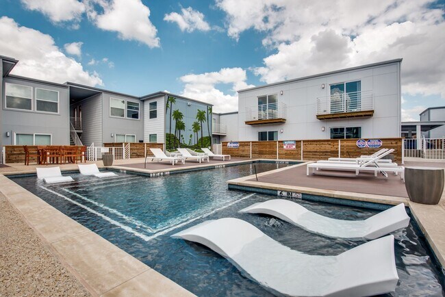 Building Photo - Look and Lease ?Come live with us at Trousdale in Apt 250! Luxury one-bedroom for $1299 (13 lease...