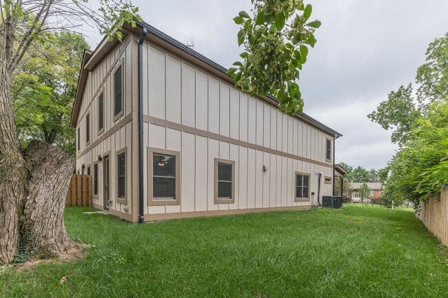 Building Photo - 271 Garry Dr