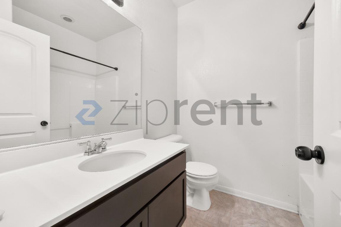 Building Photo - Unit 3