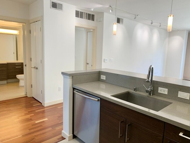 Building Photo - Chic 1BD/1BA in the Heart of Hayes Valley!...