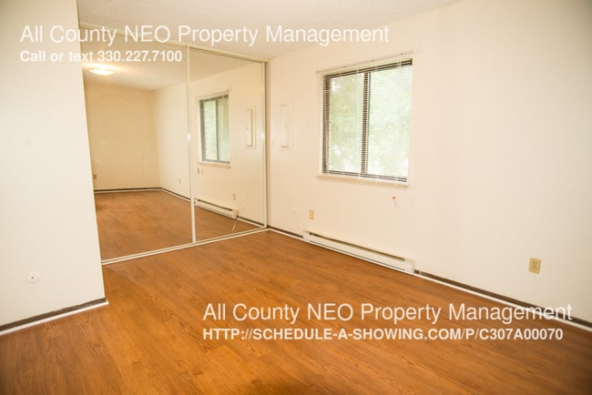 Building Photo - 737 Center Ave