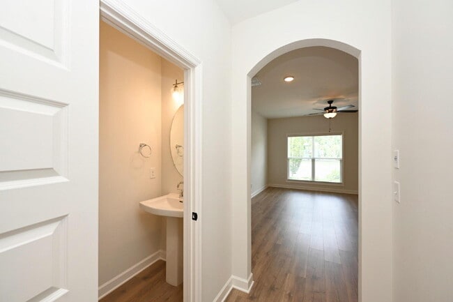 Building Photo - Like-New Modern Townhome Near Dining, Shopping, Trails & Old Hickory Lake