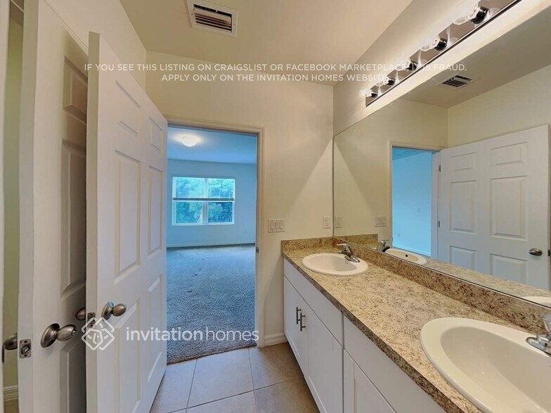 Building Photo - 7521 W Lenox Cir