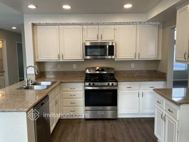 Building Photo - 2035 W Sunnyview Dr