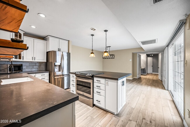 Building Photo - 5945 E Thomas Rd