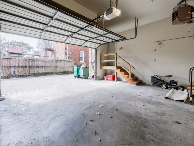 Building Photo - Welcome to this charming 2 bedroom, 1 bath...