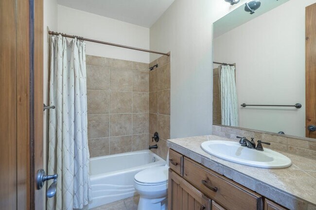 Building Photo - 340 Le Grande Cir