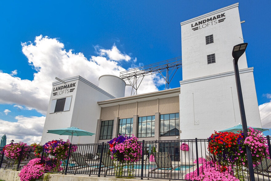 Primary Photo - Landmark Lofts