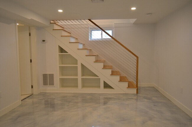 Building Photo - 10 Gloucester Ave