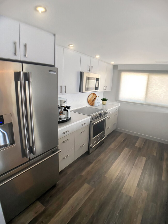 Building Photo - Lake Tower