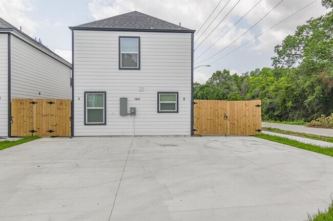 Building Photo - 7802 Crestview Dr