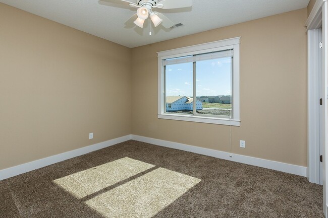 Building Photo - Gorgeous 4 Bed Home! Brand new carpet!