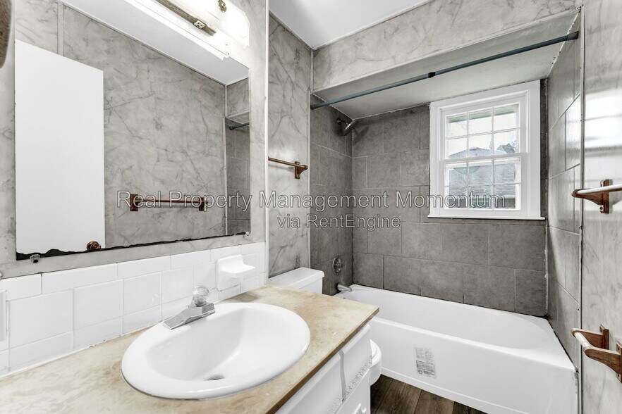 Building Photo - 2105 S Barcliff Ave