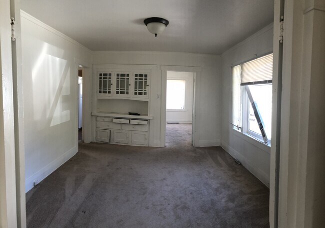 Building Photo - Three bedroom two bath house walking distance to MIIS. DLI and downtown Monterey