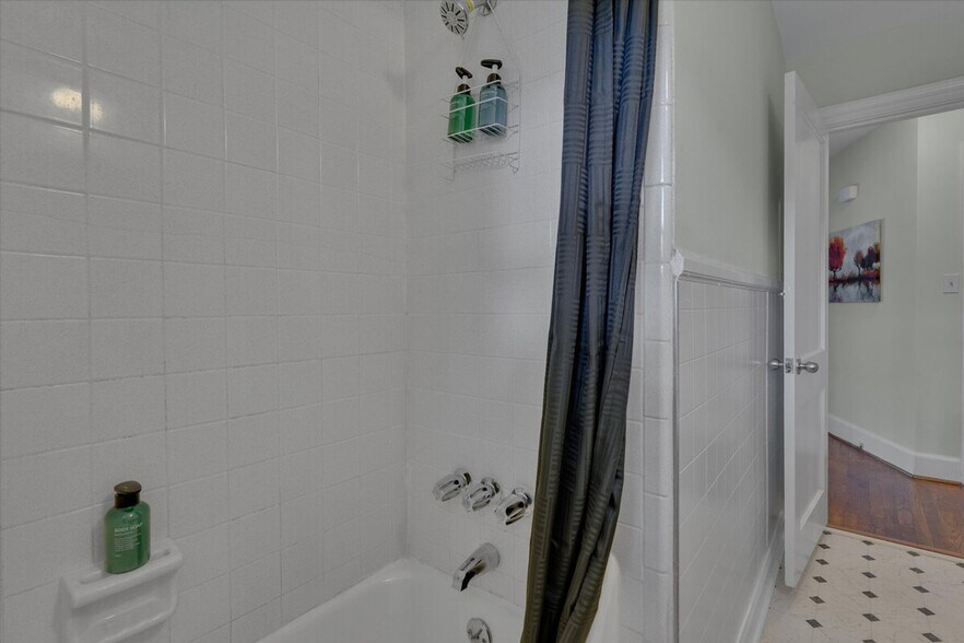 Building Photo - 1001 Watts St