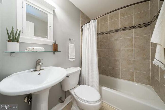 Private Bathroom - 14 O St NW