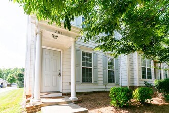 Building Photo - Peaceful 3-Bed, 2-Bath End Unit Townhome in Powell Place