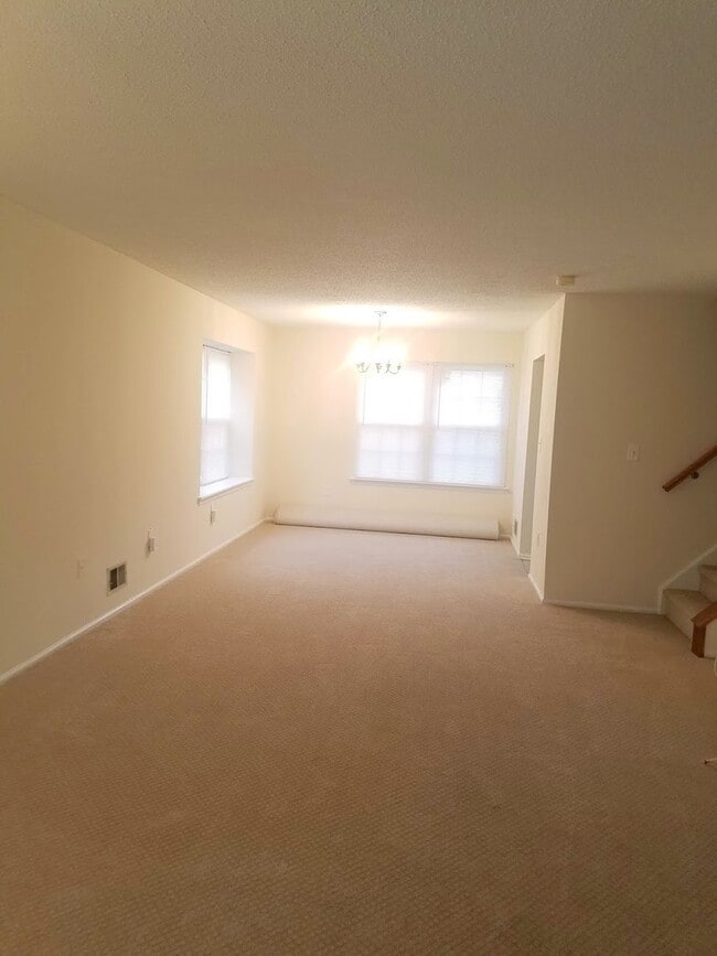 Building Photo - Updated, spacious, centrally located end-u...