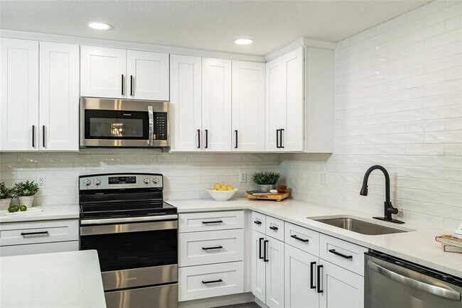 Building Photo - 11145 Bella Loma Dr