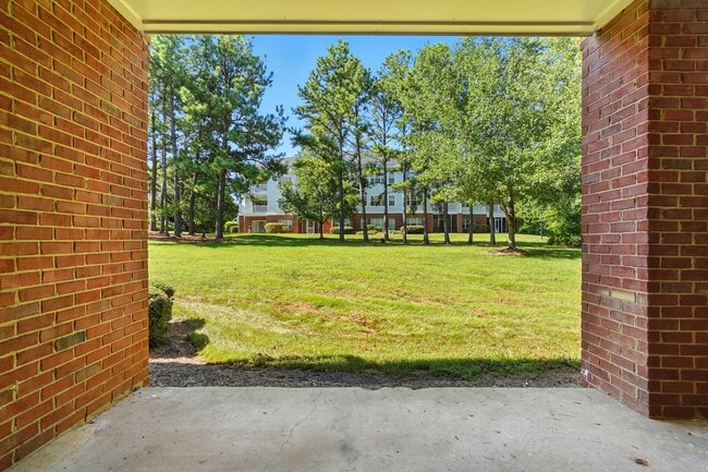 Building Photo - Move-in Ready: 2 Bedroom Condo!