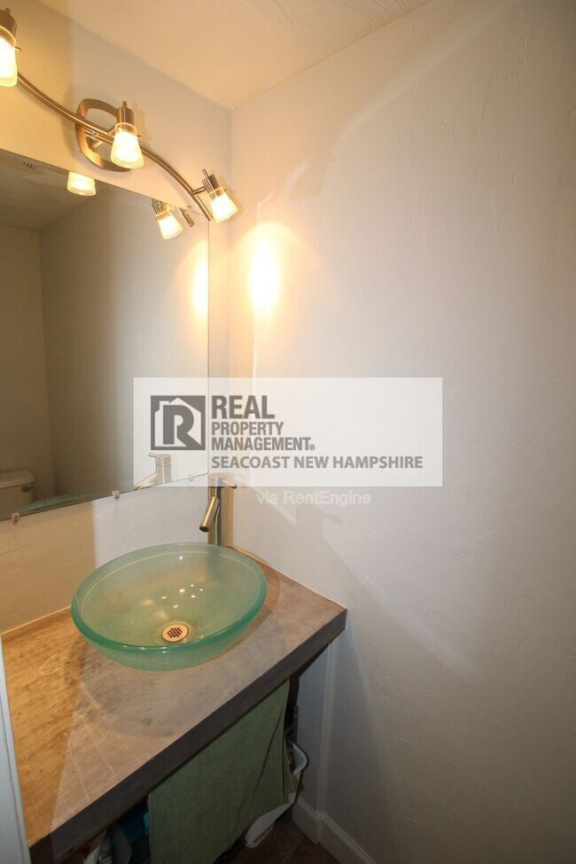 Building Photo - 203 Piscassic St