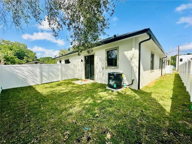 Building Photo - 4106 N Thatcher Ave