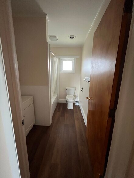 Bathroom - 537 S Wayne St