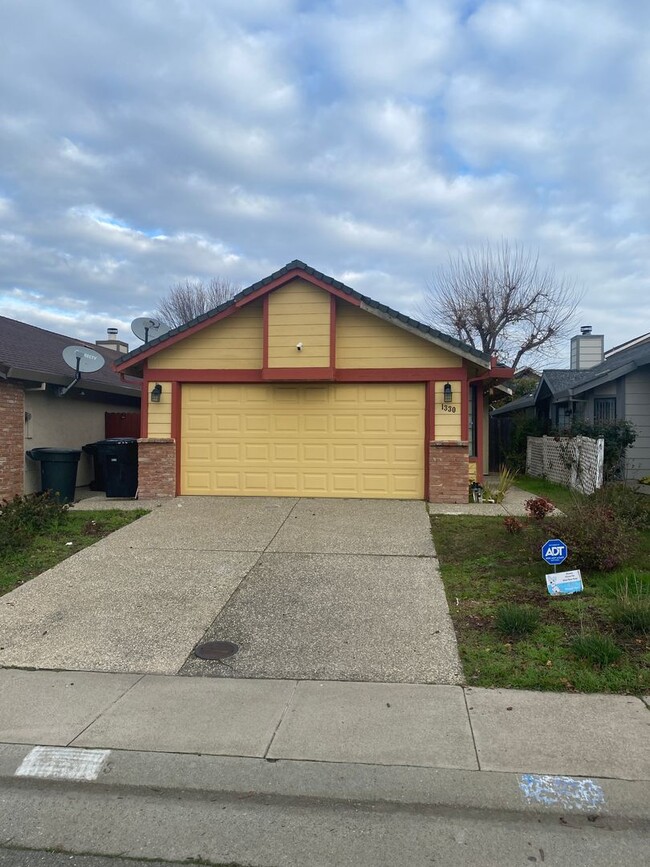 Building Photo - A Must See Roseville 3 Bedroom, 2 bath Home