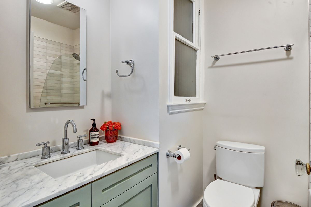 Building Photo - 2299 Sacramento St