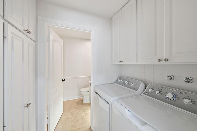 Building Photo - 196 Poinciana Dr