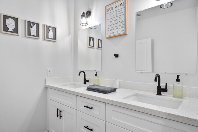 Building Photo - 3806 E Polk St