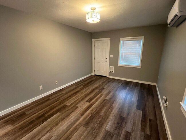 Building Photo - r3008unanderavev