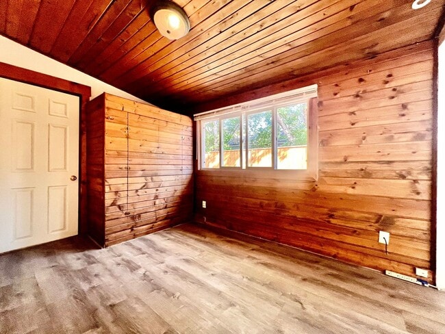 Building Photo - Fantastic House In Desirable Englewood Nei...