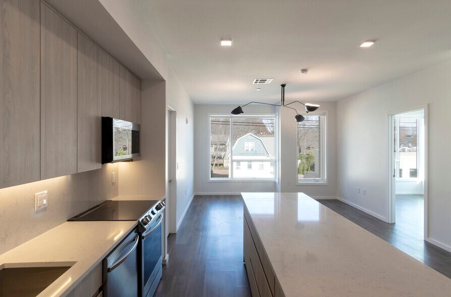 Primary Photo - 104 Baker St